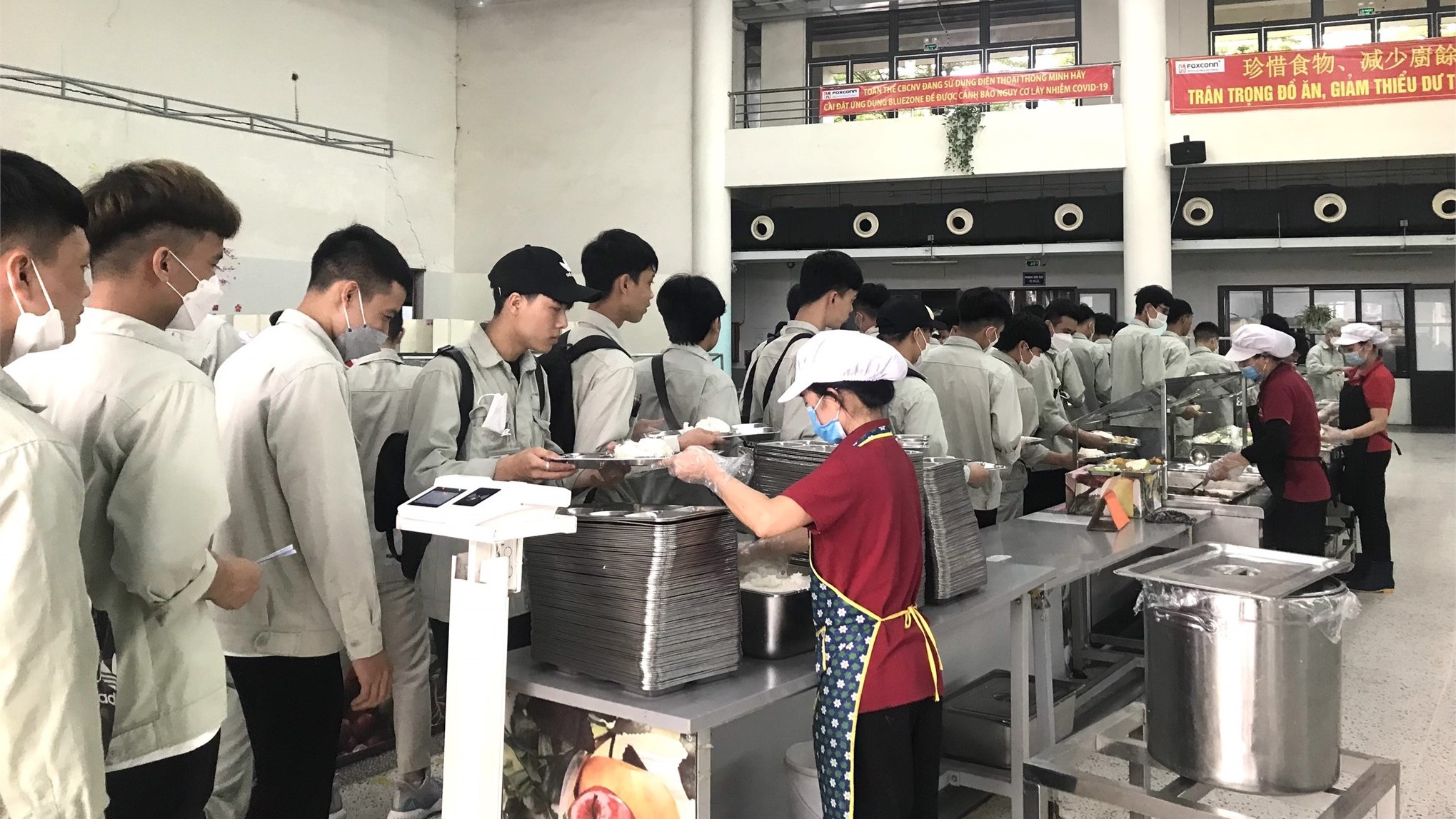 Hơn 100 sinh viên Trung tâm Việt Nhật trải nghiệm môi trường làm việc tại Công ty Tập đoàn Khoa học Kĩ thuật Hồng Hải (Foxconn)