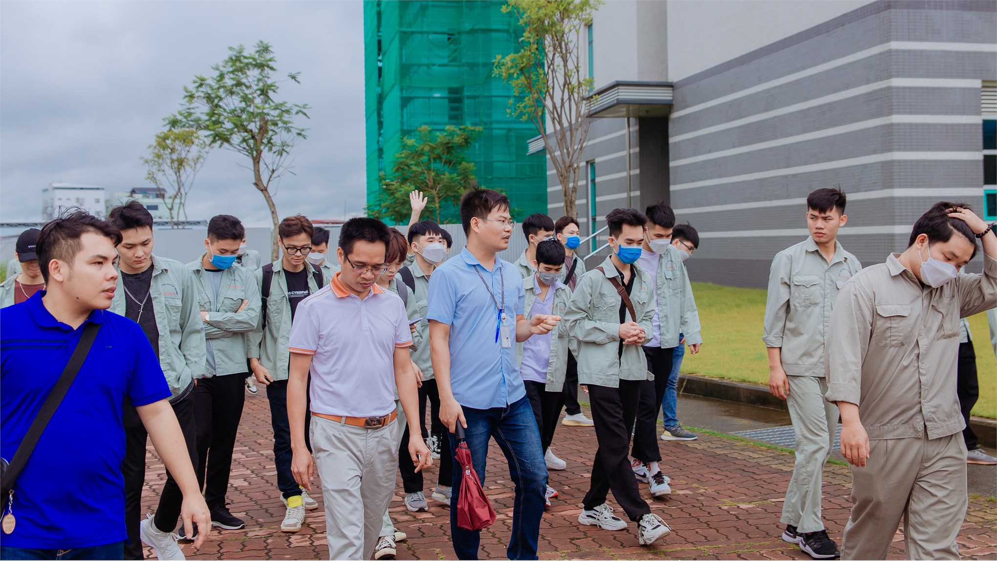 Sinh viên Trường Đại học Công nghiệp Hà Nội thích thú khi được trải nghiệm môi trường làm việc tại LG Display