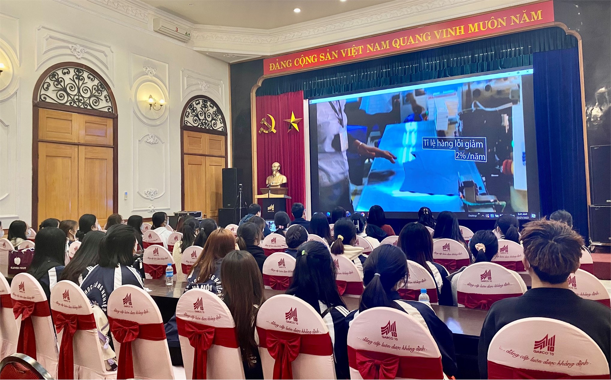 Sinh viên Trường Đại học Công nghiệp Hà Nội tham quan Tổng công ty May 10