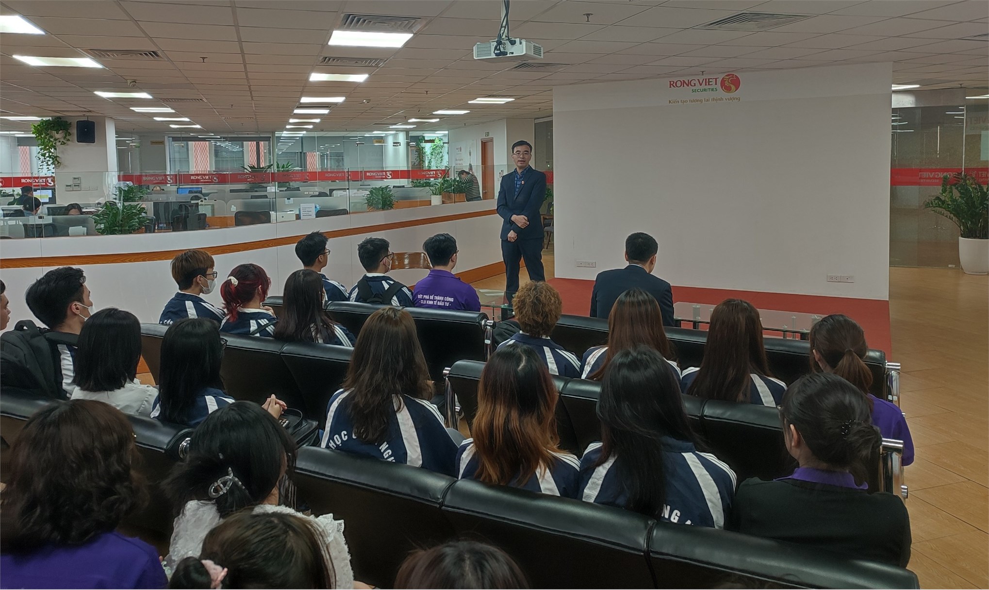 Sinh viên Kinh tế đầu tư tích lũy kiến thức về lĩnh vực chứng khoán trong chuyến tham quan Công ty CP Chứng khoán Rồng Việt