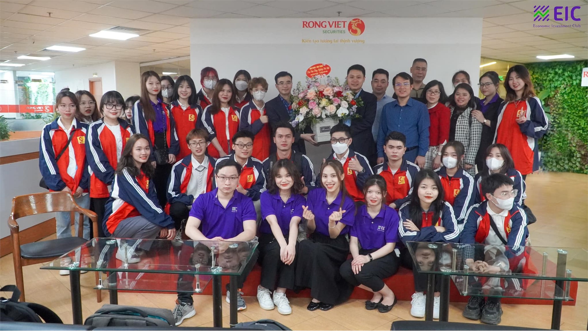 Sinh viên Kinh tế đầu tư tích lũy kiến thức về lĩnh vực chứng khoán trong chuyến tham quan Công ty CP Chứng khoán Rồng Việt