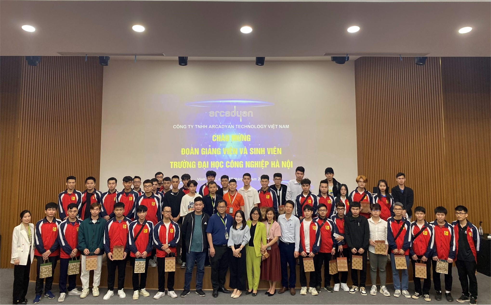Công ty TNHH Arcadyan Technology Việt Nam đón tiếp đoàn CBGV và Sinh viên Trường Đại học Công nghiệp Hà Nội tới giao lưu và chia sẻ.