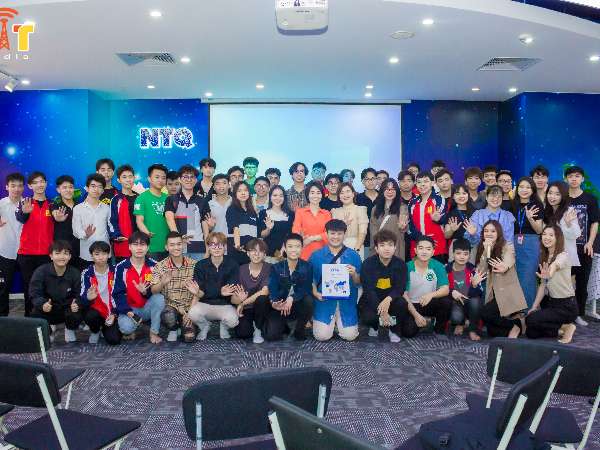 Sinh viên Khoa CNTT có một trải nghiệm ý nghĩa trong chuyến tham quan tại Công ty Cổ phần NTQ Solution.