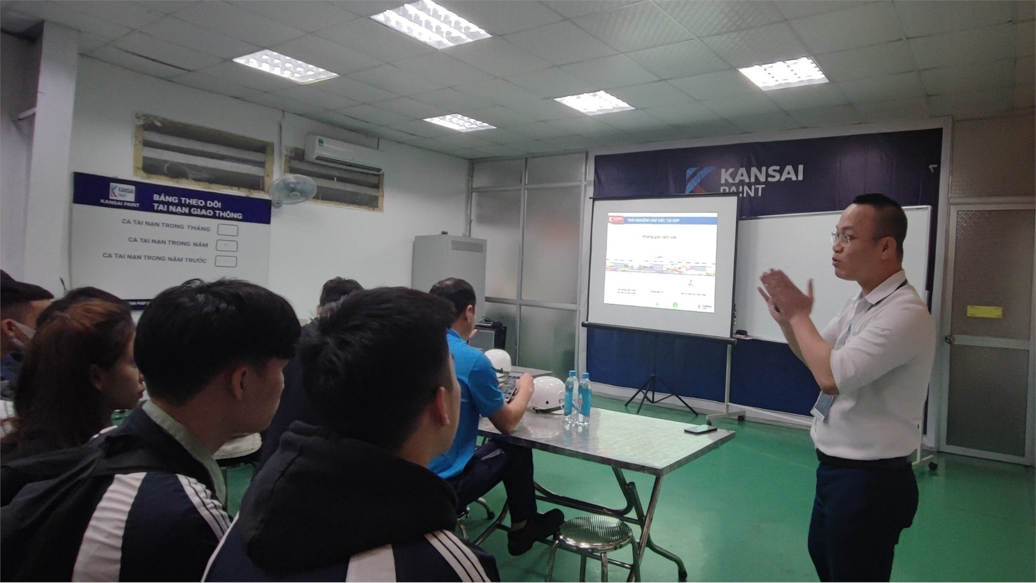 Sinh viên Khoa Công nghệ Hóa – Trường Đại học Công nghiệp Hà Nội tham quan Nhà máy Công ty TNHH sơn Kansai – Alphanam.
